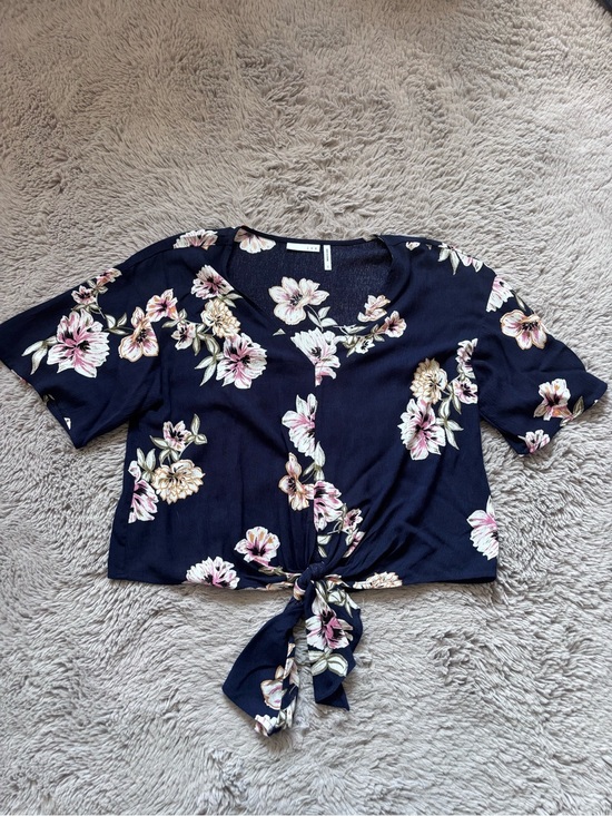 LUQ Tops - LUQ Floral Tie-Front V-Neck Top - Navy size Small